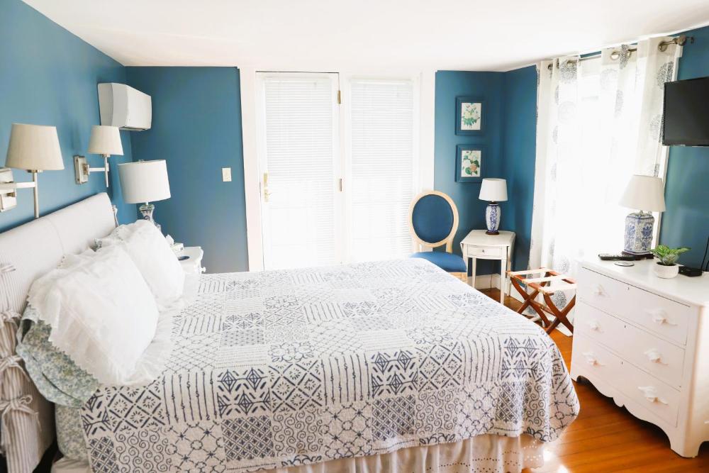  Queen Room with Balcony and Partial Ocean View #202 interior